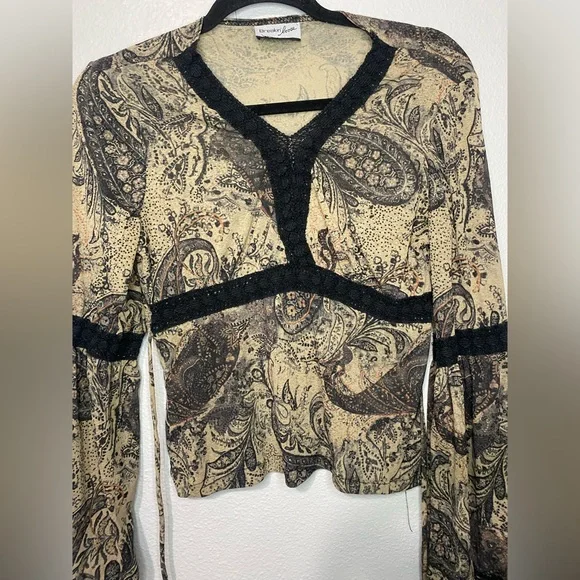 Breakin loose bell sleeve top - Picture 3 of 6